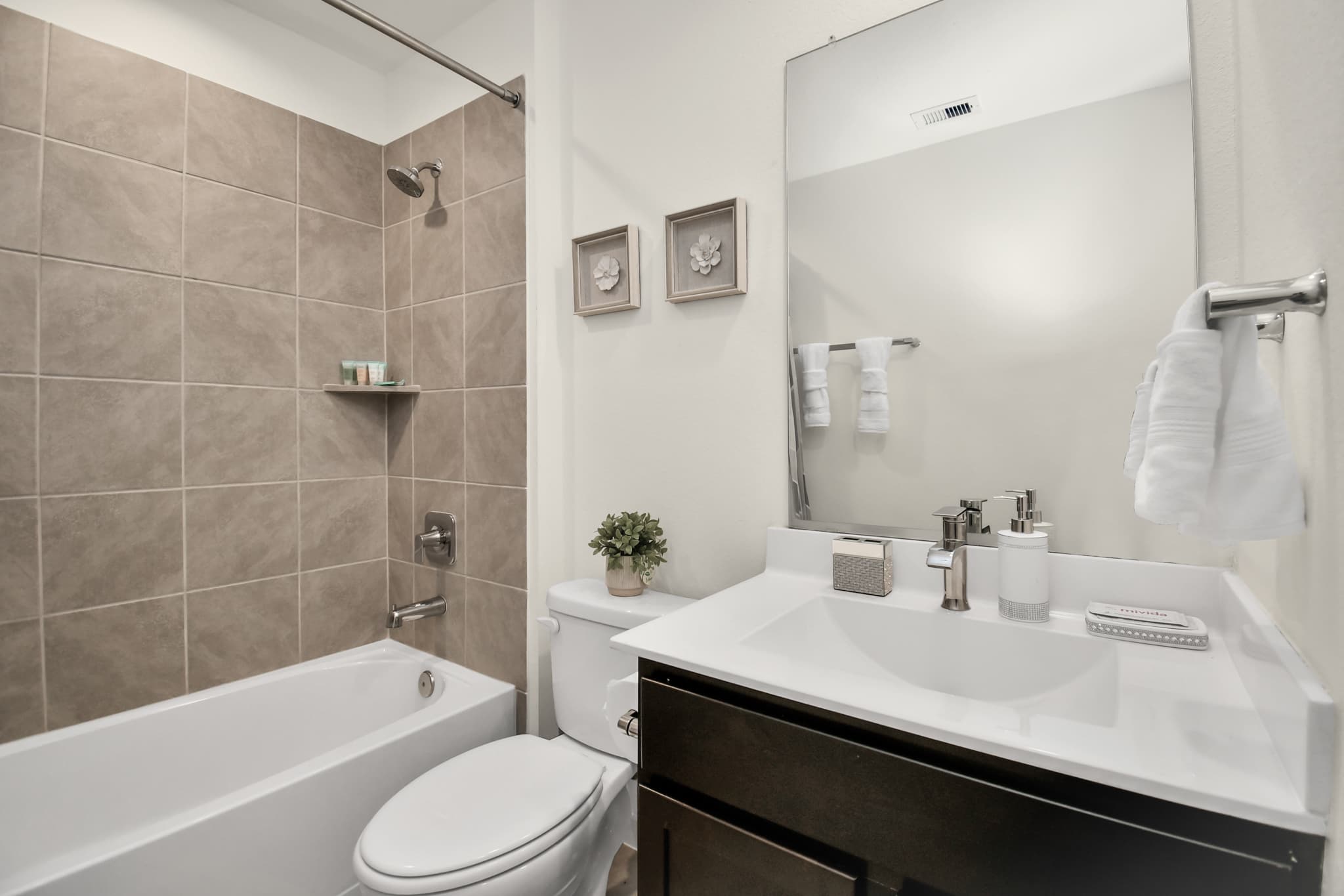 Exquisite 3 Bedroom House in Katy With Pool Access — photo 5